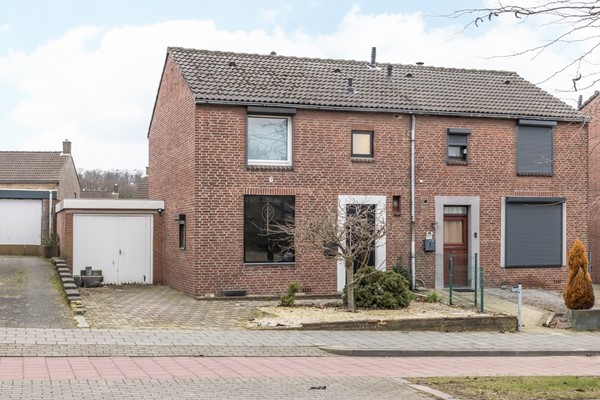 Verkocht onder voorbehoud: Instapklare 2 onder 1 kap woning met garage in de wijk Kakert in Landgraaf